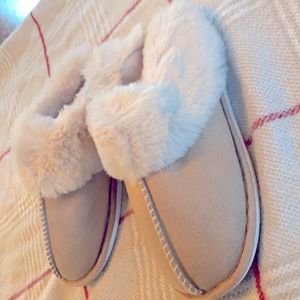 - SLIPPERS fur lined